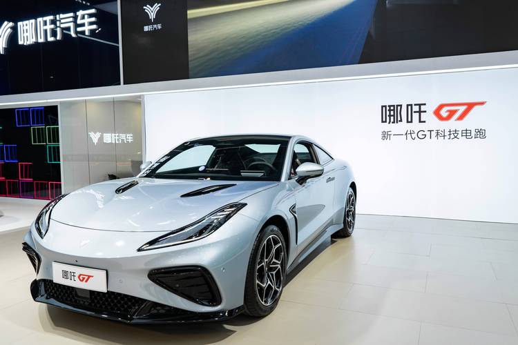 惠州238哪吒汽车在智能汽车领域的表现，领途汽车在新能源汽车市场中的影响力